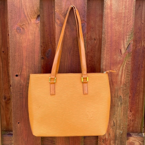 Louis Vuitton Handbag - Picture 1 of 8